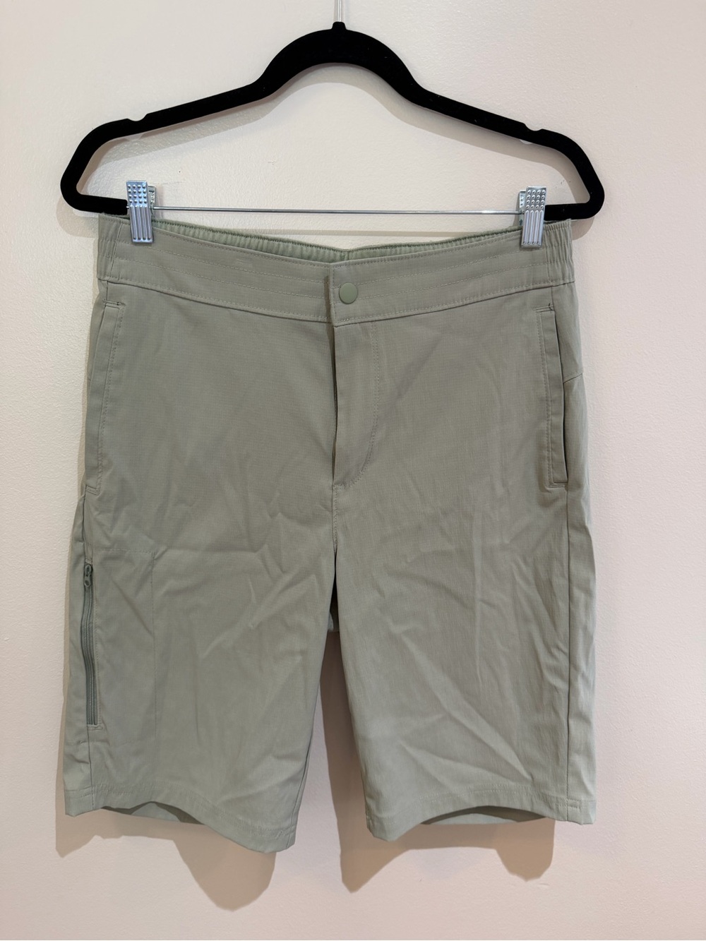 Columbia Women’s hiking long shorts  light green with many pockets Size 12